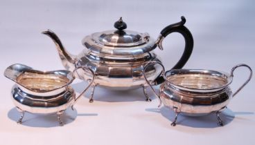 Silver three-piece tea set of panelled ovoid shape, by E Viner, Sheffield 1929, 1,124g or 36oz.