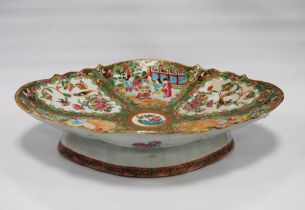 Canton famille rose plate of shaped oval form (Qing Dynasty, late 19th century) decorated with