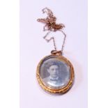 Victorian oval gold photo locket, ‘15’, 8g gross.