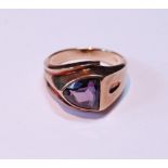 Gent's American gold ring with shield-shaped amethyst, '10k', size T, 6.3g gross.