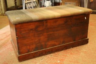 Pine hinged-top blanket box, 96cm wide.