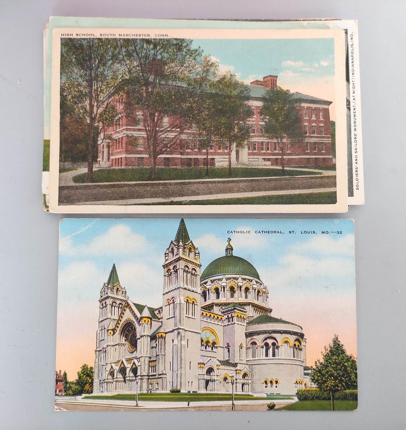 Carton containing over 600 early to mid 20th century postcards mostly of American cityscapes and - Image 3 of 4