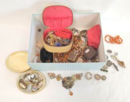 Quantity of silver brooches, beads, costume jewellery and other items.