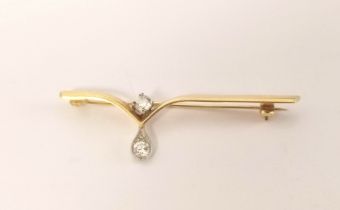 18ct gold bar brooch with two diamond brilliants. 4.2g