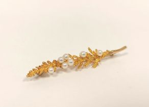 9ct gold fern leaf brooch with seven pearls. 4.39g.