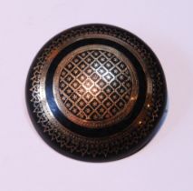 Victorian tortoiseshell circular boss brooch with gold inlay, 40mm.