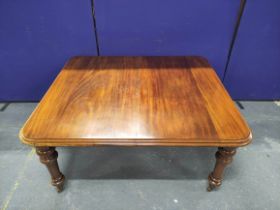 Victorian mahogany extending dining table with three additional leaves on baluster supports with