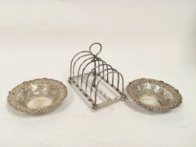 Silver toast rack for six, Sheffield 1906 and a pair of bon bon dishes. 166g