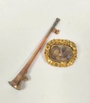 Georgian gold locket brooch and a hunting horn pin, 9g gross.  (2)