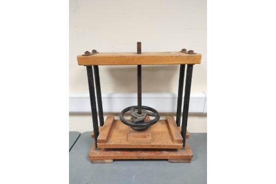 Table top book press with turned thread screw and wheel handle. Height 60cm - Image 1 of 2