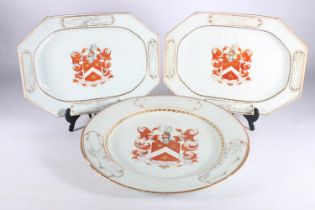 Chinese armorial porcelain charger dish, the centre bearing crest with 'Nec Cito Nec Tarde' motto,