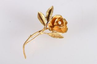 18ct yellow gold brooch in the form of a rose set with seed pearl, incised to the reverse '18k', 7.