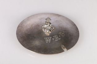 George V silver jar lid with initials WRB, hallmarked Omar Ramsden, London 1939, 12cm, 147g.