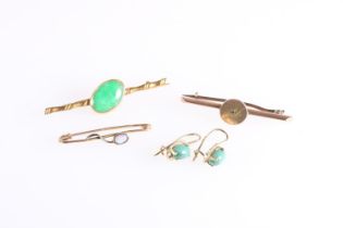 Chinese gold bar brooch set with oval jade cabochon stone, 2g gross, a pair of similar earrings 1.