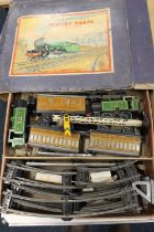 Meccano Limited Hornby O gauge clockwork train set with 0-4-0 locomotive 460 green, three carriage