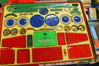 Meccano construction sets 4 and 6, with instructions 1, 2/3 and 4/5/6, both boxed, appears 90%+