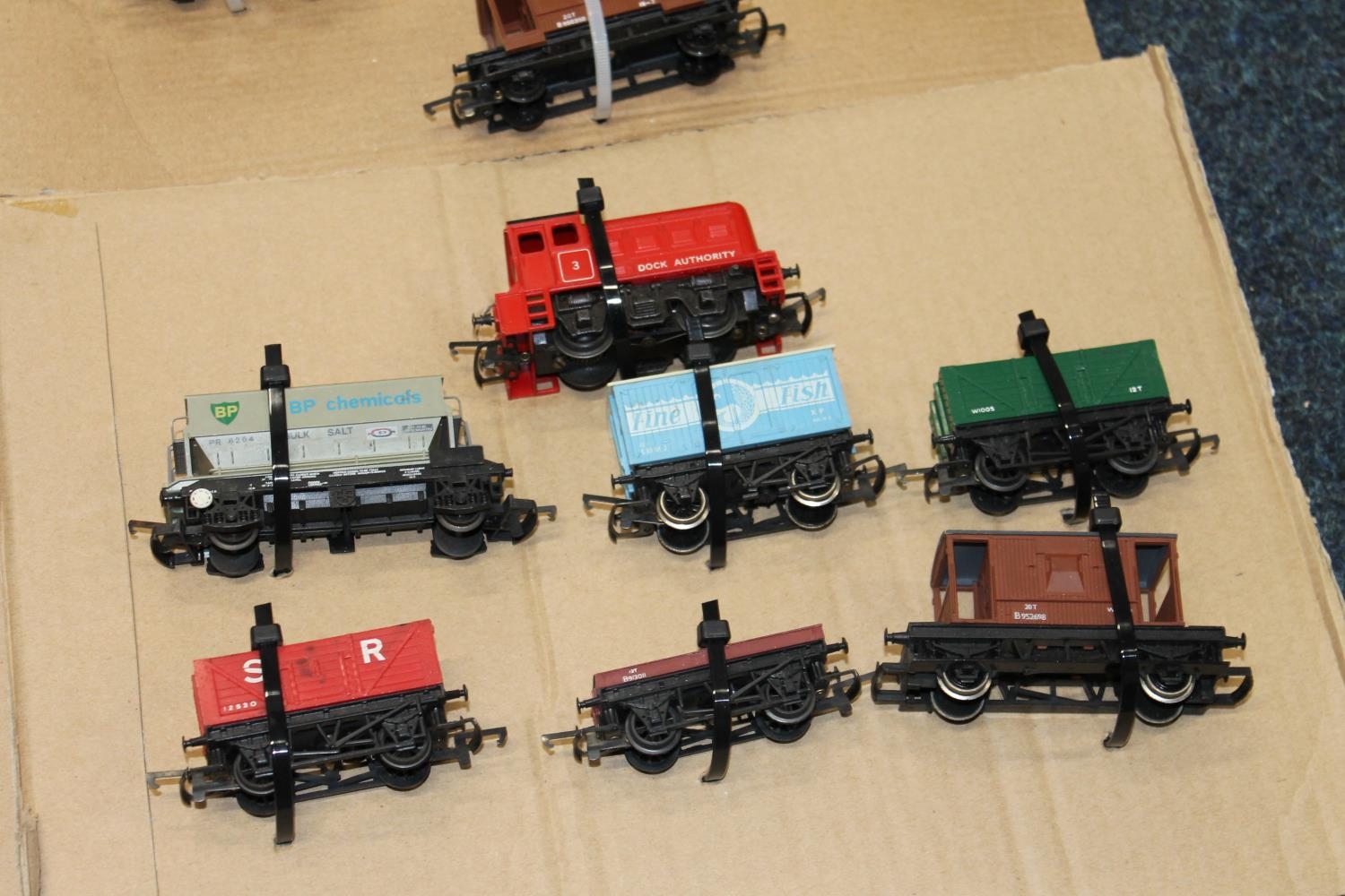 OO gauge model railways to include Triang R357 diesel locomotive D5572 BR green, Hornby Gulf oil - Image 2 of 5
