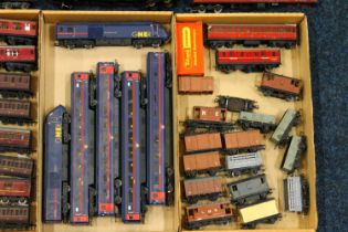 Hornby and other OO gauge model railways including GNER high speed train 'City of Kingston upon