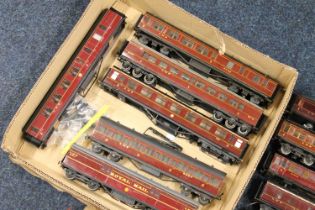 O gauge model railways coaches including restaurant car, Royal Mail coach set, 1st class and third