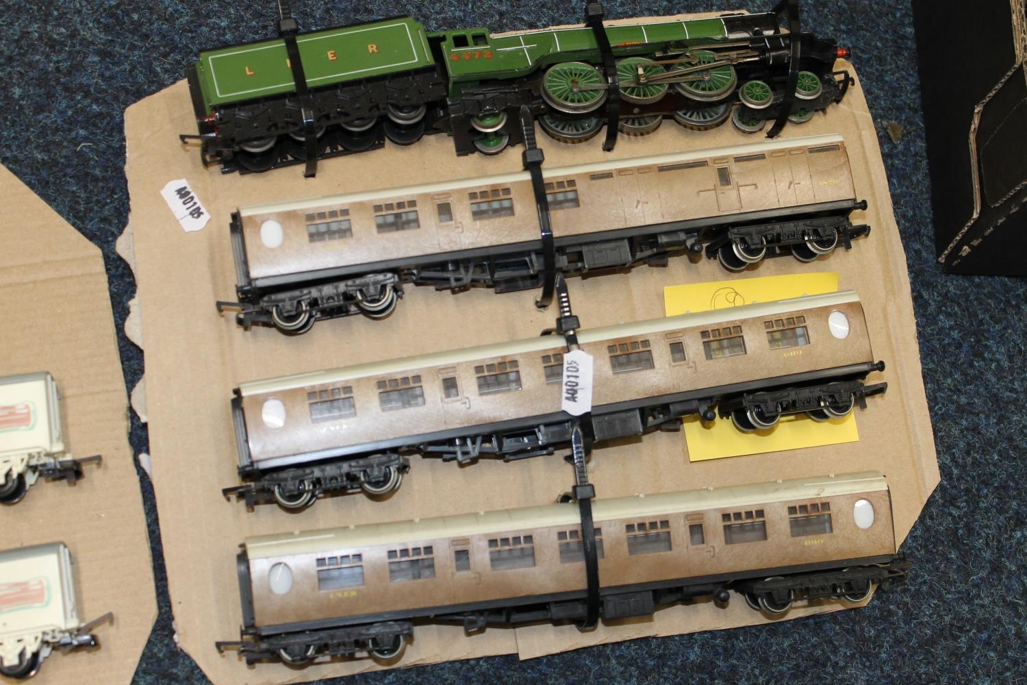 Hornby OO gauge model railways including 4-6-2 Flying Scotsman tender locomotive 4472 LNER green, - Image 3 of 3