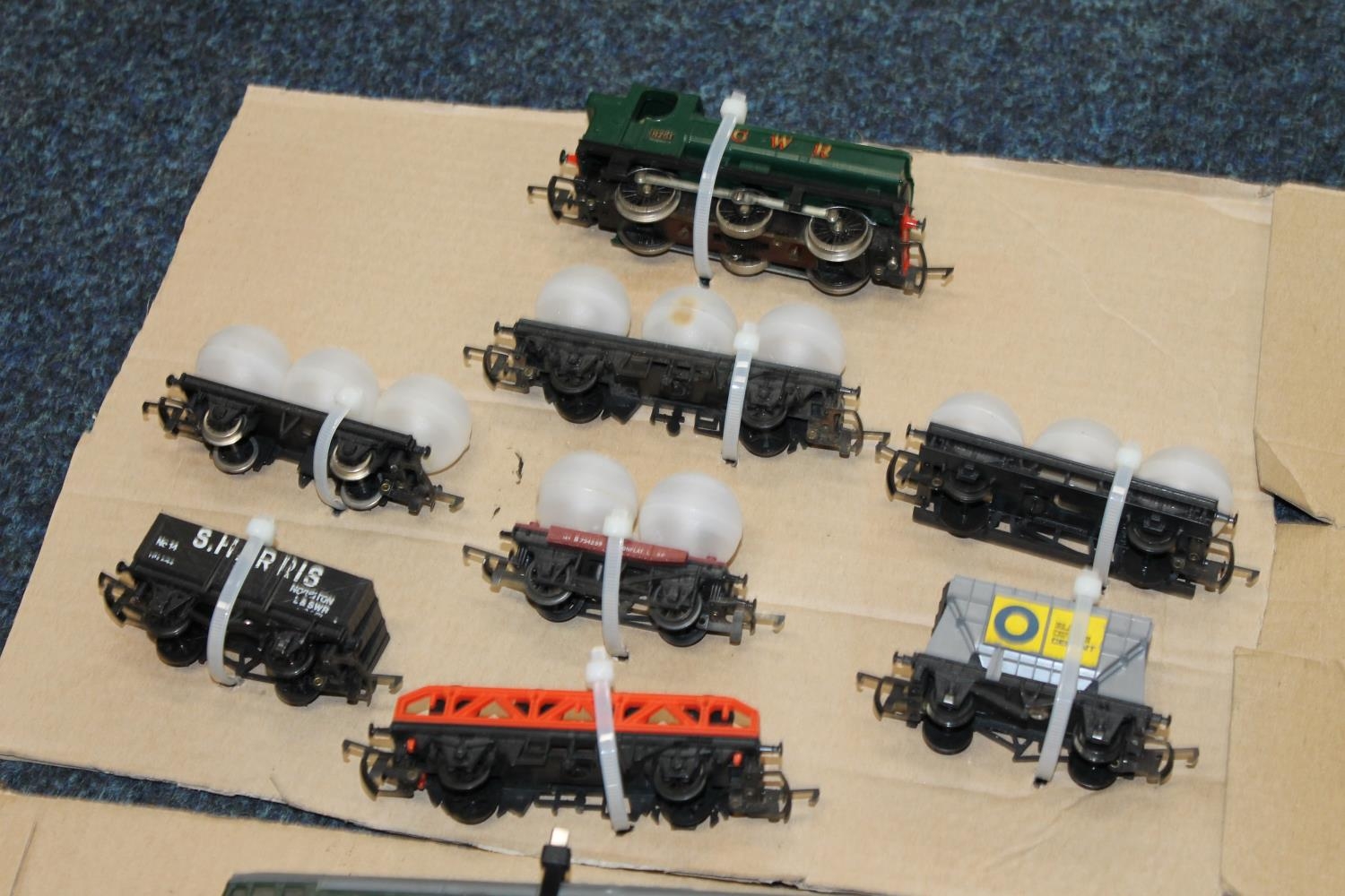 OO gauge model railways to include Triang R357 diesel locomotive D5572 BR green, Hornby Gulf oil - Image 4 of 5