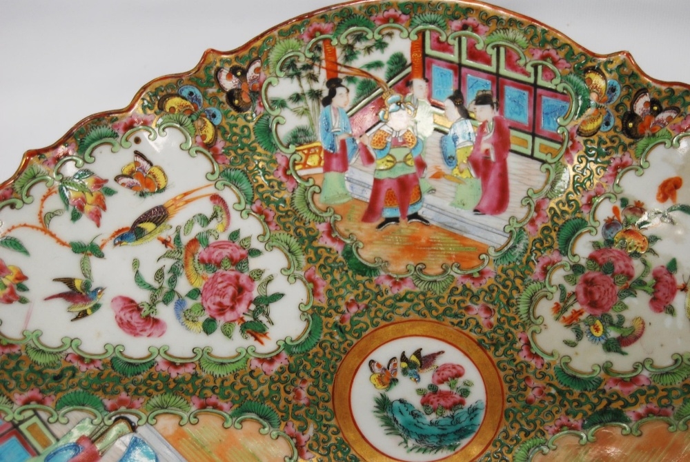 Canton famille rose plate of shaped oval form, Qing Dynasty, late 19th century, decorated with - Image 3 of 6