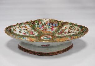 Canton famille rose plate of shaped oval form, Qing Dynasty, late 19th century, decorated with