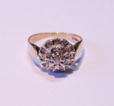 Diamond cluster ring with brilliants, in 9ct yellow and white gold, size P.