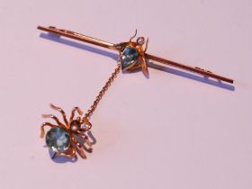 Edwardian gold pin with gem-set fly and spider dependant, Chester 1924, 3.6g gross.