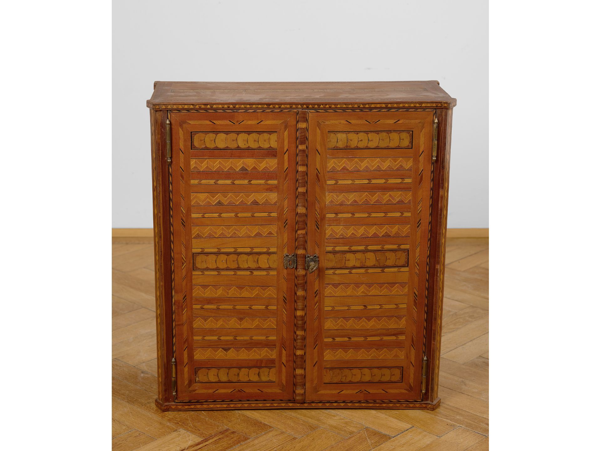 Kleiner Kabinettschrank im Stil des Klassizismus, Um 1900 - Bild 4 aus 10