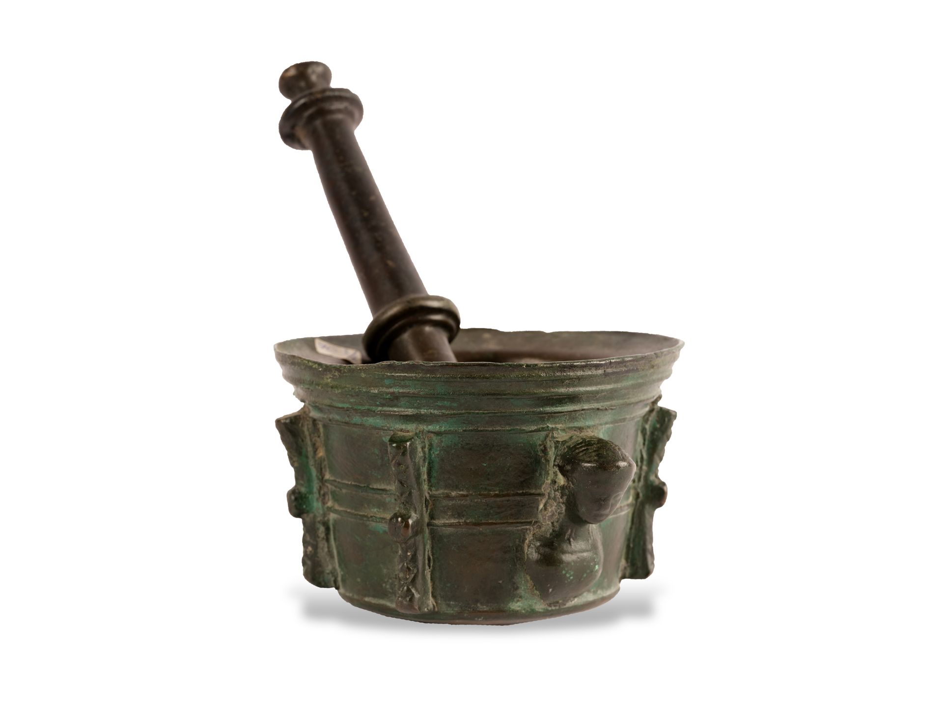 Rippenmörser mit zwei Reliefköpfen & Stößel, 16./17. Jahrhundert, Bronze gegossen