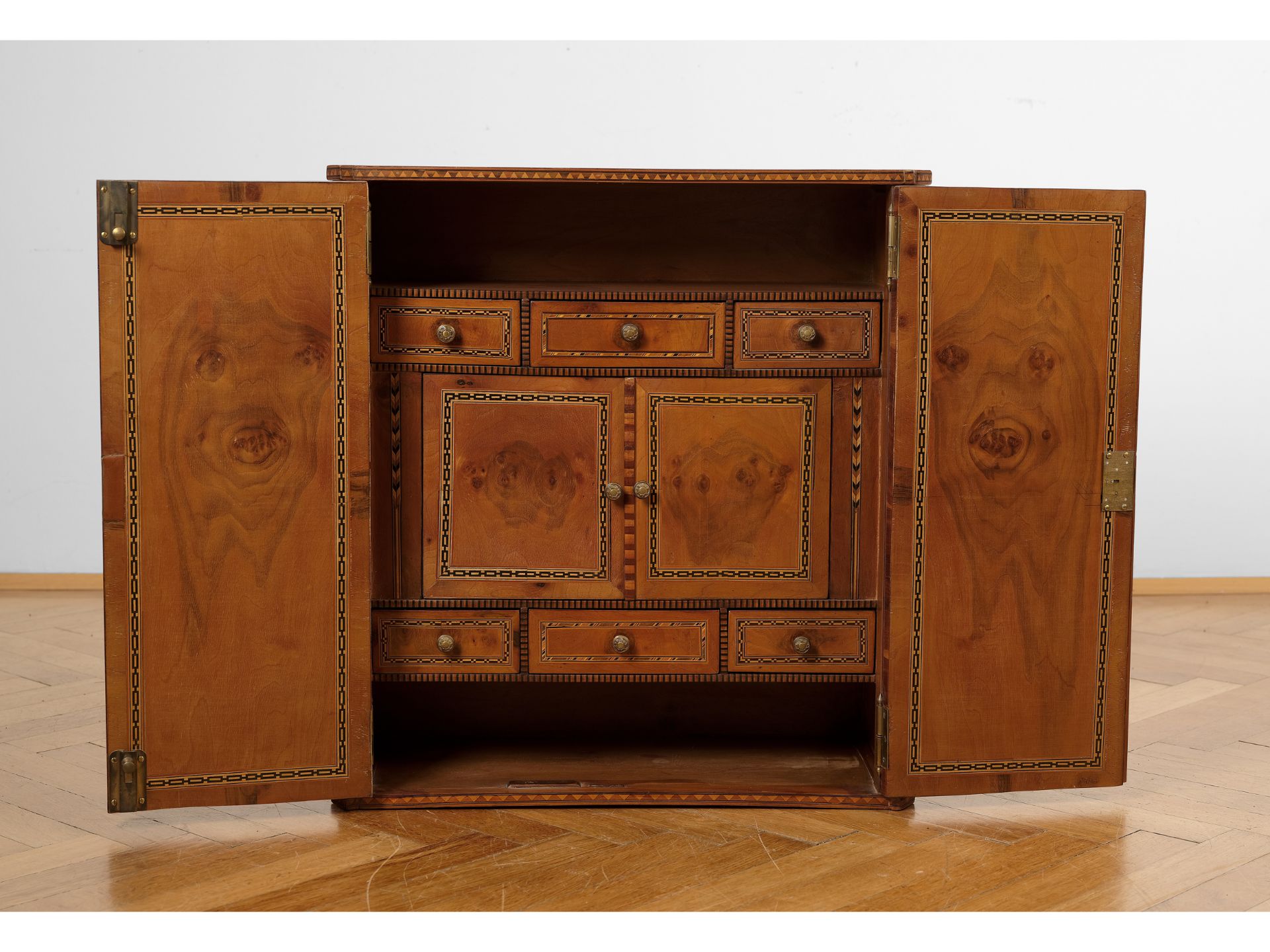 Kleiner Kabinettschrank im Stil des Klassizismus, Um 1900 - Bild 6 aus 10