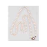 Perlenkette, Verschluss in Blütenform, 14 kt Gold mit einer Perle & Schmucksteinen besetzt