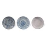 3 Teller, China, Blauweißes Porzellan
