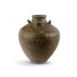 Transportgefäß aus grün glasierter Keramik, China oder Südostasien, 14.-18. Jahrhundert