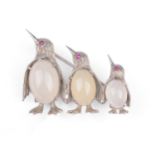Brosche in Form von drei Pinguinen, 18kt Weißgold gemarkt, Opale und rote Farbsteine