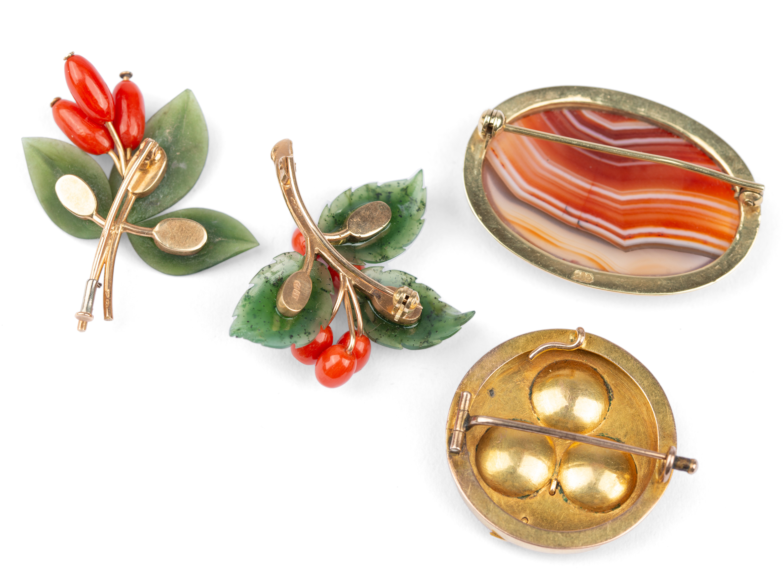 Mixed lot: 4 brooches, 14kt gold marked, Coral & Agate - Image 2 of 2