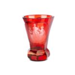 Biedermeierglas mit Schicksalsgöttinnen (Moiren/Parzen), Rotes Glas