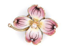 Brosche in Form einer Kirschblüte, Anfang 20. Jahrhundert, Mittig mit Perle