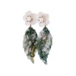 Paar Ohrstecker in Blütenform mit Blattanhänger, 18 kt Weißgold punziert, Glas oder Stein?
