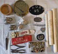 Box of misc GWR ITEMS including a loco pressure gauge ('no of coaches'), 48 buttons (GWR and