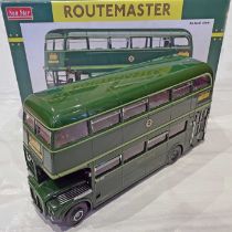 Sun Star 1/24-scale MODEL ROUTEMASTER COACH: RMC 1453 in London Transport Green Line livery (route