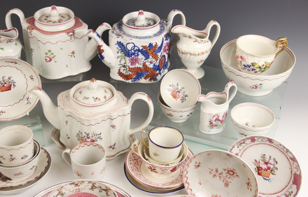 A quantity of 18th century Newhall porcelain tea wares, to include a tobacco leaf pattern commode - Image 2 of 17