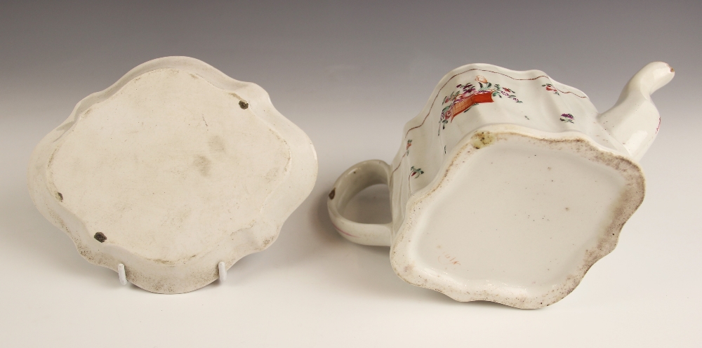 A quantity of 18th century Newhall porcelain tea wares, to include a tobacco leaf pattern commode - Image 8 of 17