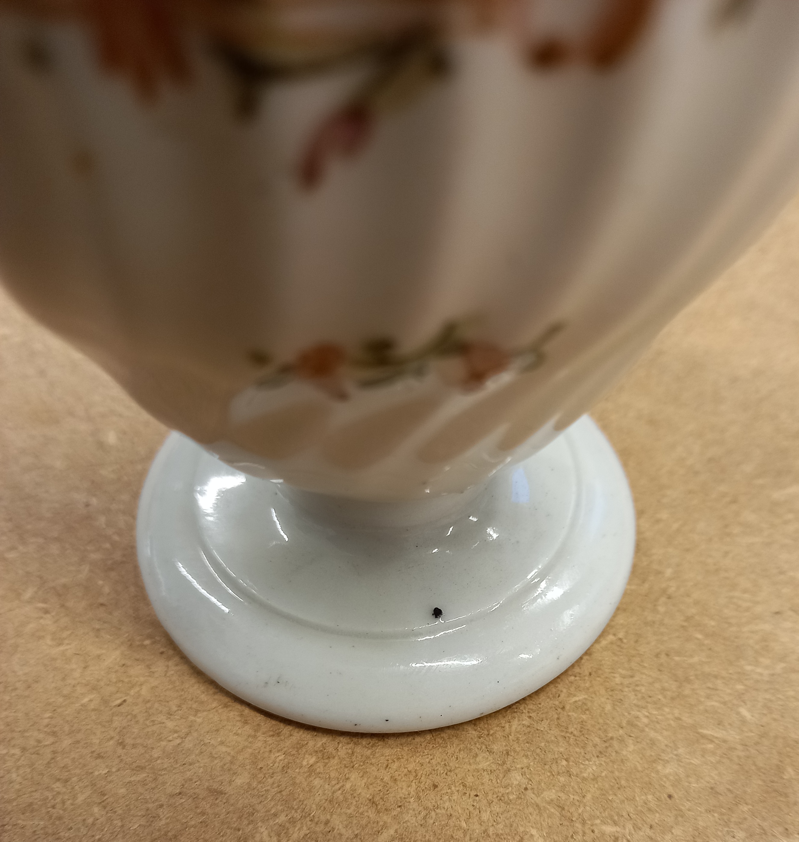 A quantity of 18th century Newhall porcelain tea wares, to include a tobacco leaf pattern commode - Image 13 of 17