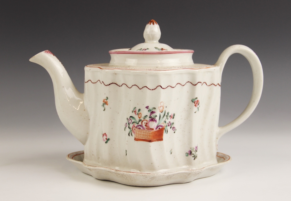 A quantity of 18th century Newhall porcelain tea wares, to include a tobacco leaf pattern commode - Image 6 of 17