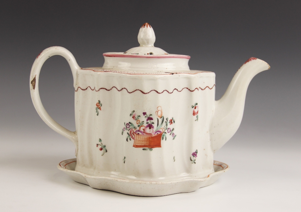 A quantity of 18th century Newhall porcelain tea wares, to include a tobacco leaf pattern commode - Image 7 of 17
