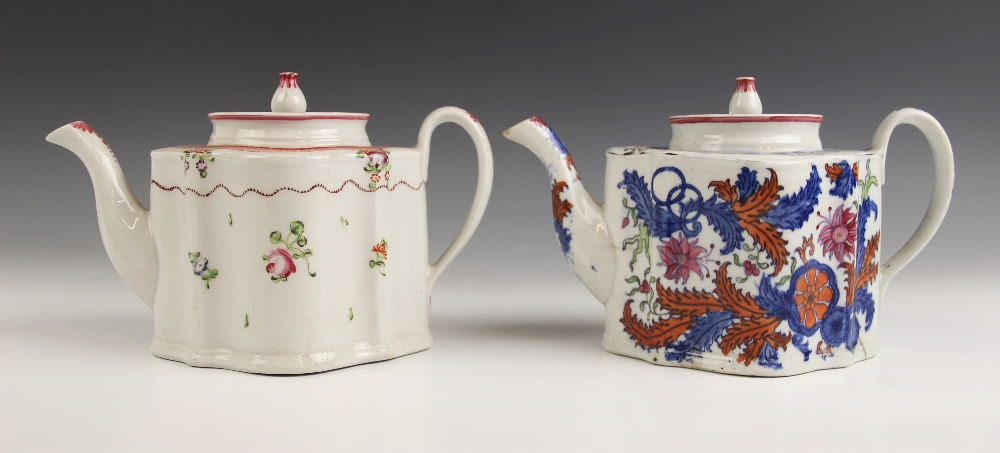 A quantity of 18th century Newhall porcelain tea wares, to include a tobacco leaf pattern commode - Image 9 of 17