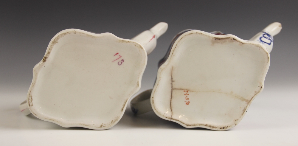 A quantity of 18th century Newhall porcelain tea wares, to include a tobacco leaf pattern commode - Image 11 of 17