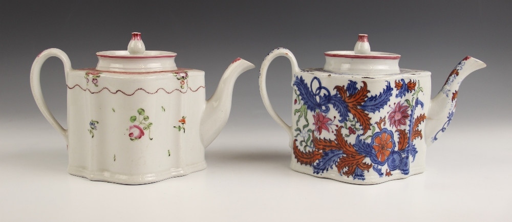 A quantity of 18th century Newhall porcelain tea wares, to include a tobacco leaf pattern commode - Image 10 of 17
